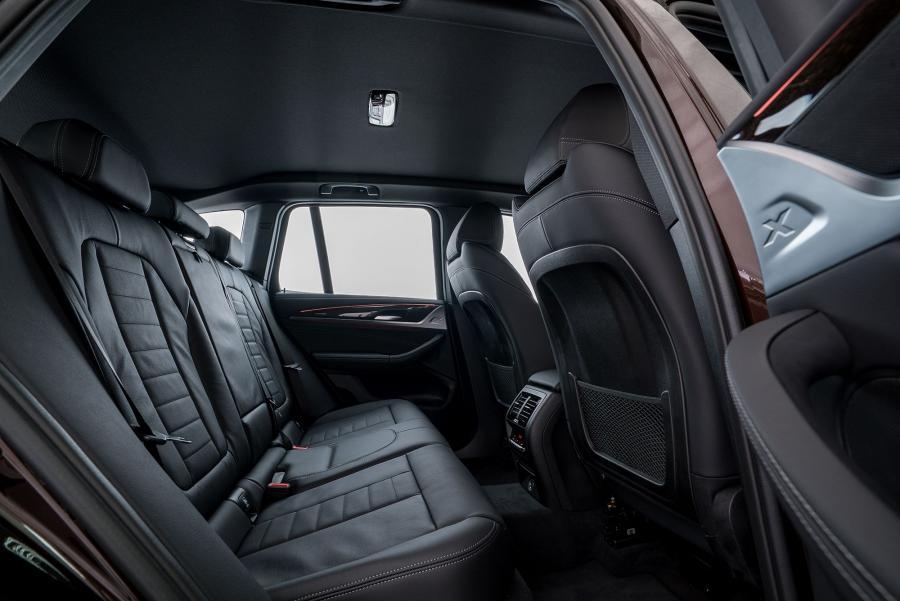 Интерьер BMW X3 xDrive30i Luxury Line (G01) 2018 года  (MY) (фото 5 из 23)